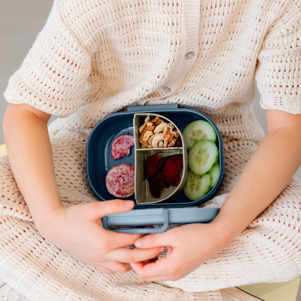 LÄSSIG Style & Snack Brotdose in Rosa aus der Pattern Party Kollektion, personalisierbar mit zwei beidseitig bedruckten Einlegeblättern, spülmaschinengeeignet, mit cleverer Innenaufteilung für Pausensnacks im Babyladen Erlangen erhältlich unter https://www.babyladen-erlangen.de/laessig-style-snack-brotdose-kinder-pattern-party-rosa